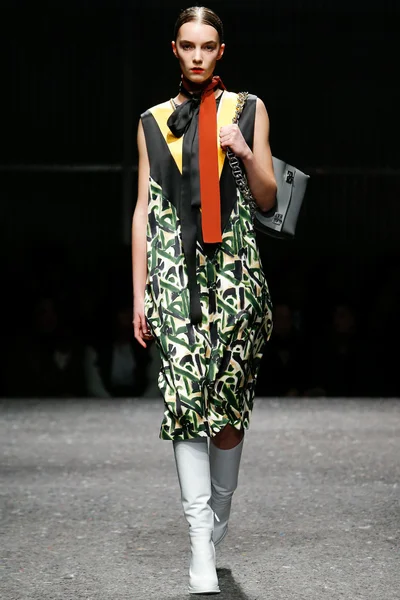 Look 16